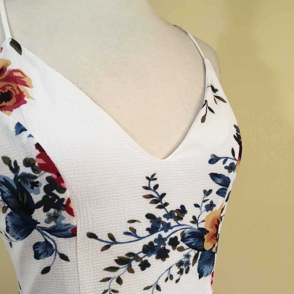 💥 CLEARANCE Open Back Handkerchief Floral Dress - Picture 5 of 6